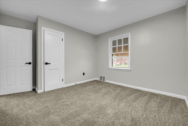 Foto del edificio - 9090 Stahelin Ave