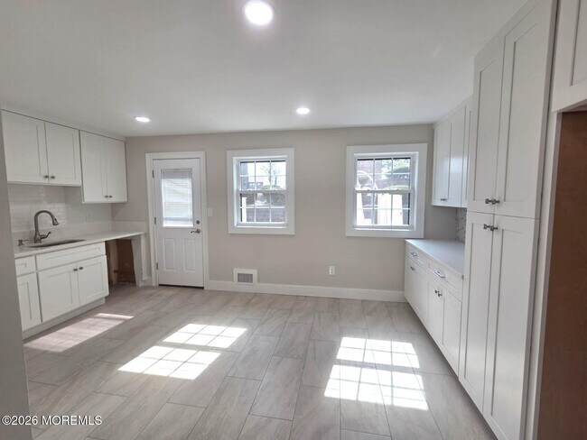 Building Photo - 92 Village Green Way