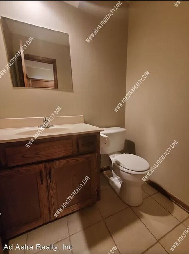 Building Photo - Spacious Duplex in Blue Valley-Available N...