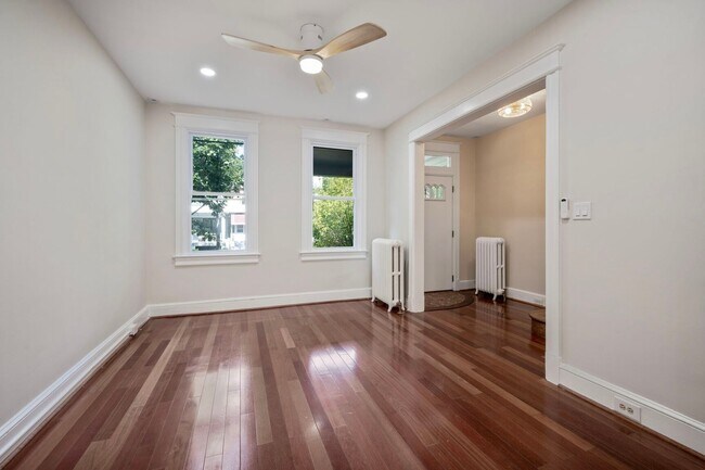 Foto del edificio - Available Now! Recently Renovated 4 Bedroo...