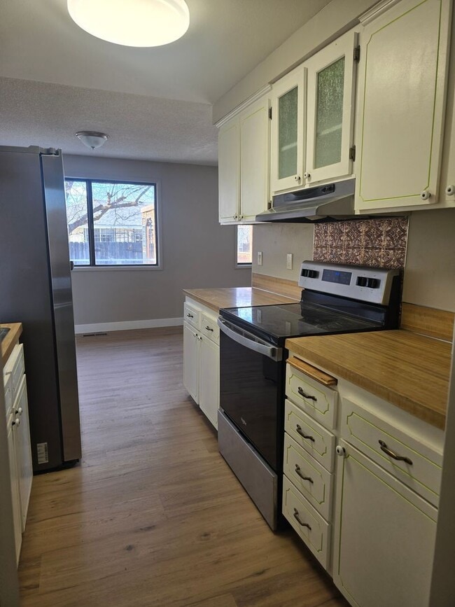 Building Photo - 3 bed / 2 bath