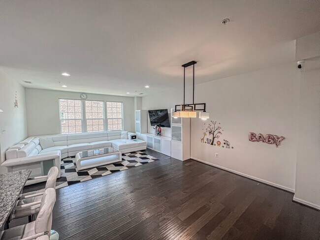 Foto del edificio - Stunning and Spacious 3 Bed, 2.5 Bath End-...