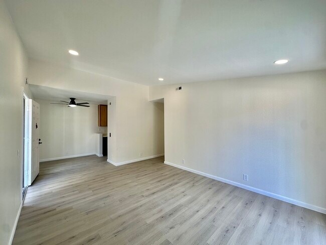 Foto del edificio - Indulge in coastal living in this beautiful 2bd 1ba Condo located in La Jolla area close to UCSD!