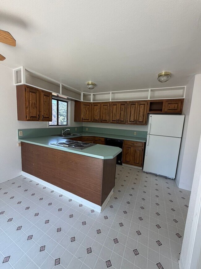 Building Photo - Two Bedroom, One Bathroom Home - Located near Sky Lakes and Oregon Tech!