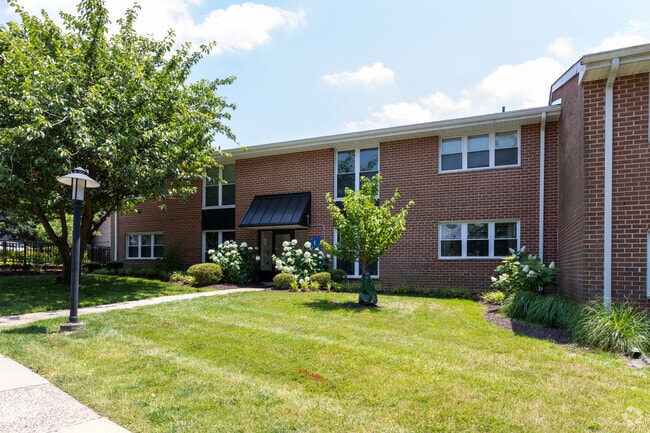 Building Photo - Radwyn Apartments