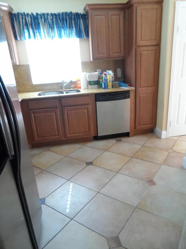 Shared Furnished Kitchen - 1004 Ashley Ave