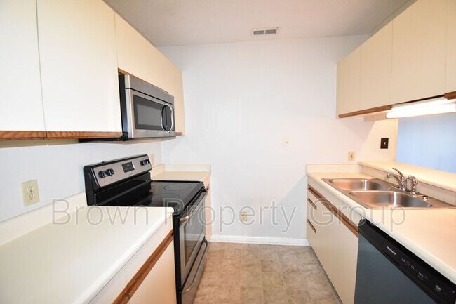 Building Photo - 664 Bartons Landing Pl