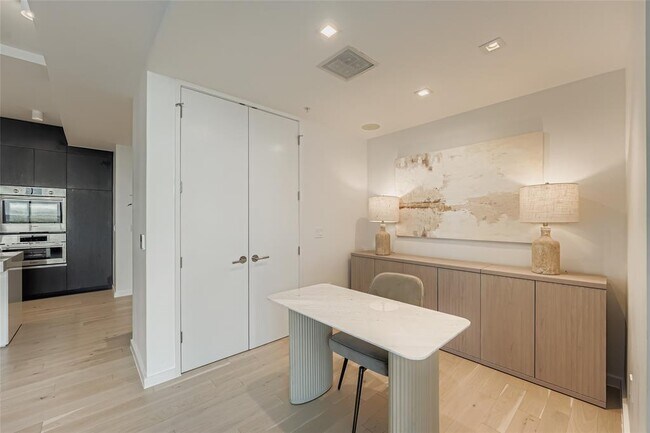 Foto del edificio - 313 W 17th St