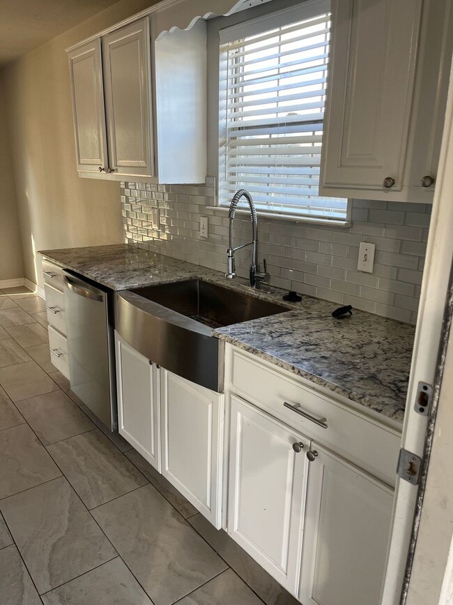 Building Photo - Great location!  3 Bedroom in Rogers!