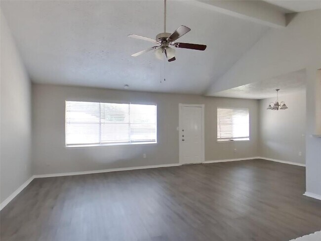 Foto del edificio - 16319 Silver Sky Ln