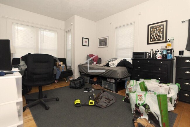 Foto del edificio - HOT ALLSTON LISTING!!!!