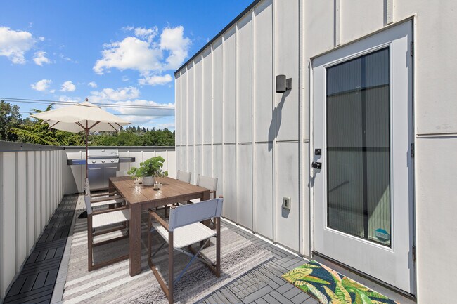 Terraza en la azotea con vistas territoriales y espacio para entretener. (Muebles no incluidos.) - 6026 Sand Point Way NE