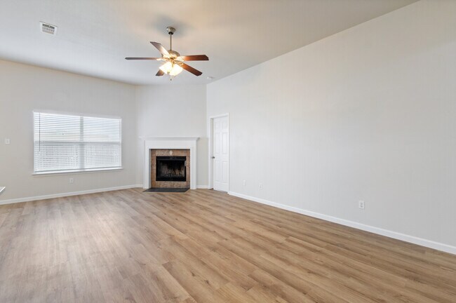 Foto del edificio - 7822 Woodbury