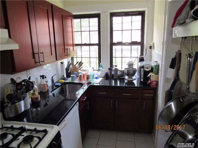 Foto del edificio - 24 Beechknoll Rd