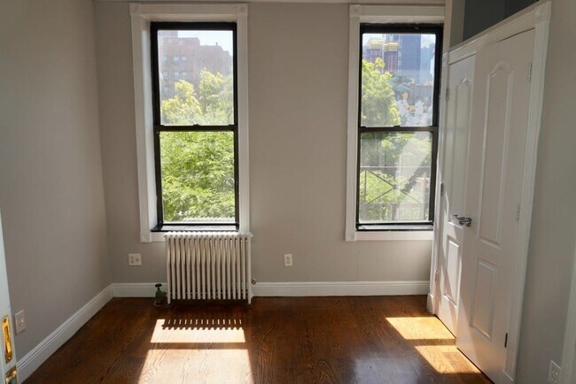 Foto del edificio - 697 Tenth Ave (47th & 48th Ave), #2FS