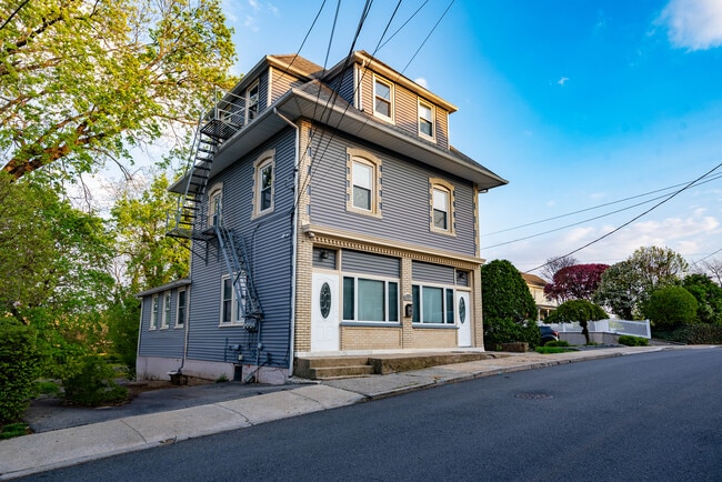 Building Photo - 127 Maple Ave