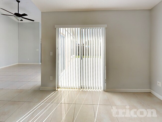 Foto del edificio - 266 Iowa Woods Cir W
