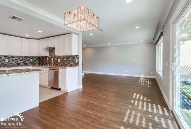 Building Photo - Charming 3Bdm 2.5Ba Townhome in the Clairemont Mesa Community!