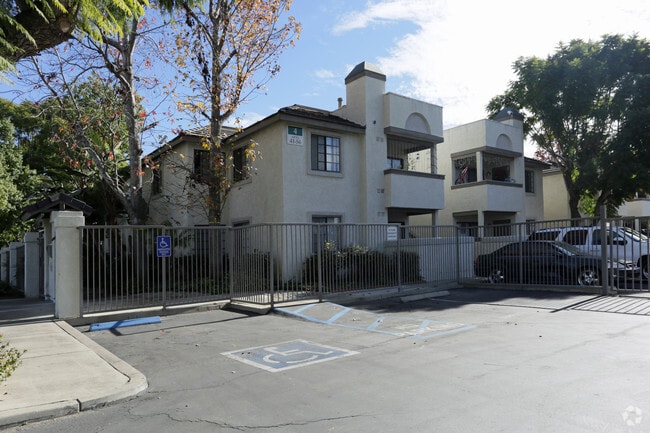 Building Photo - Casa Blanca