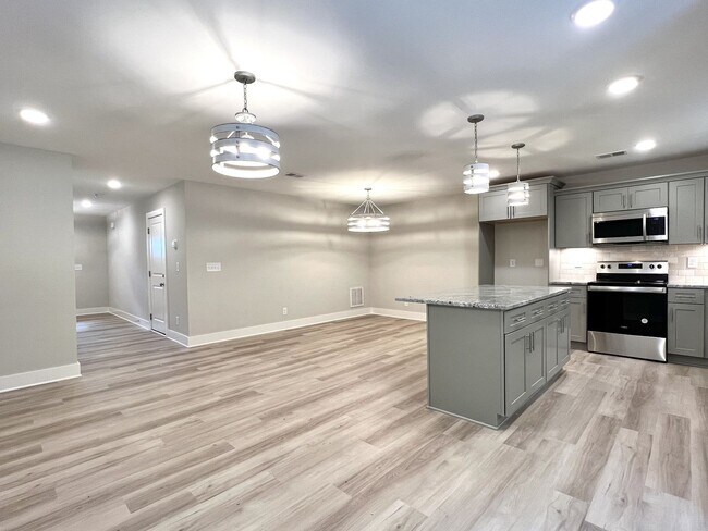 Building Photo - For Lease - 3 Bed, 2.5 Bath, 1515sqft Town...