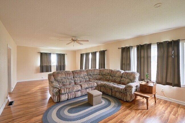 Foto del edificio - 7-Bedroom House in Dundee on Hwy 99W