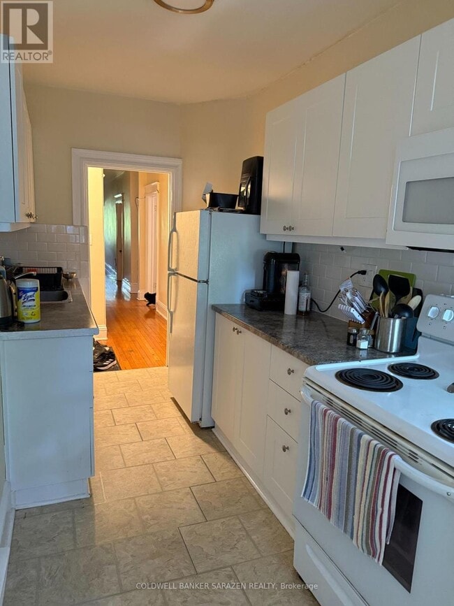 Building Photo - 5 - 76 FIFTH AVENUE