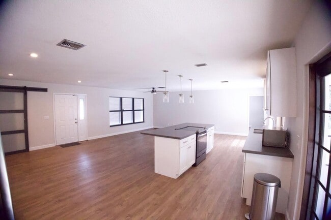 Foto del edificio - 700 N Perry Ave