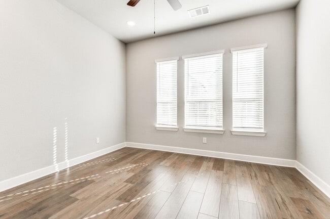 Building Photo - Where Comfort Meets Convenience - 3 Bed, 3...