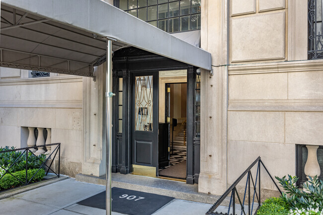 Entrance - 907 Fifth Ave