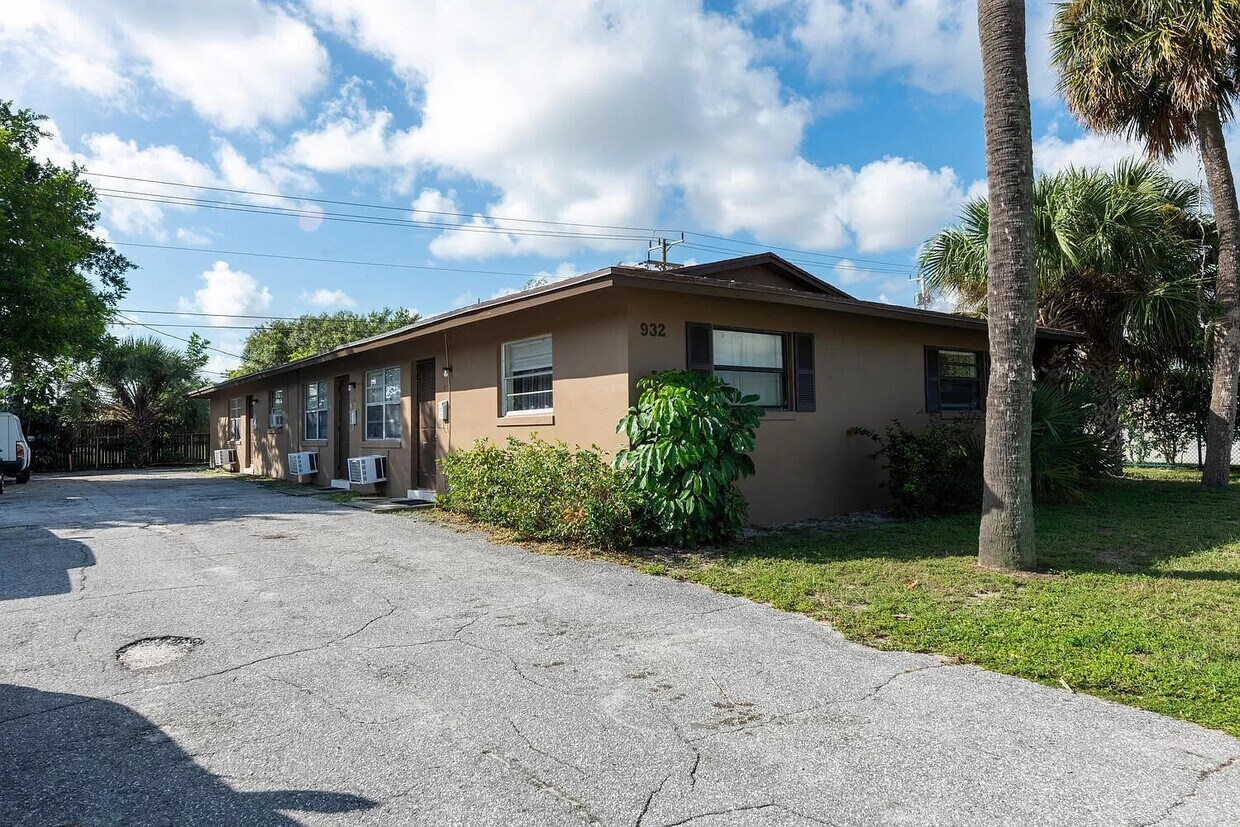 Primary Photo - 932 W Jasmine Dr