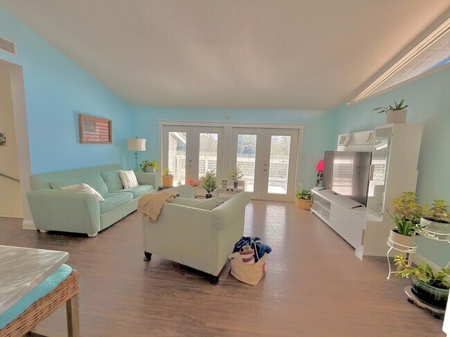 Building Photo - 603 Pelican Dr