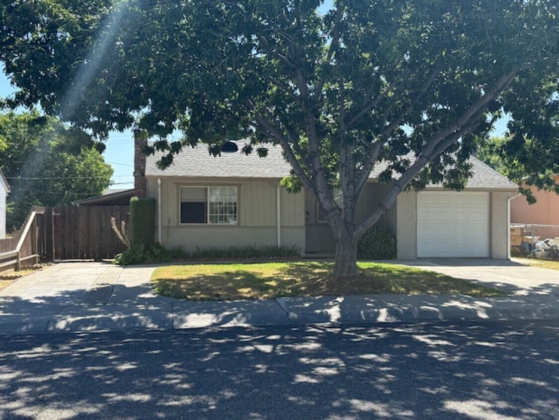 Foto principal - Cozy 3-Bedroom Home for Rent in Tracy!