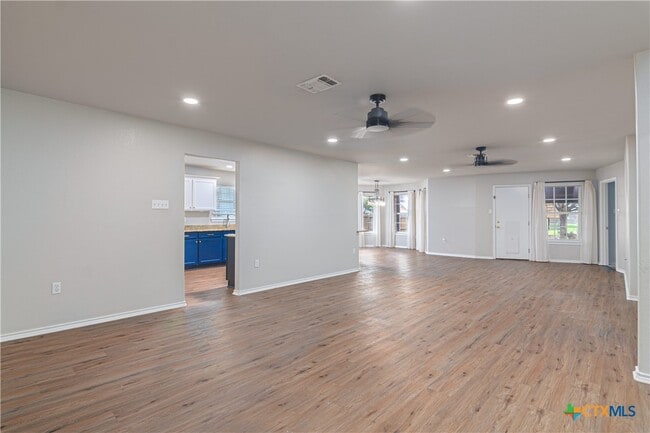 Foto del edificio - 121 Castlewood Dr