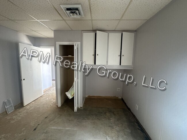 Foto del edificio - Commercial Space available! Six months FRE...