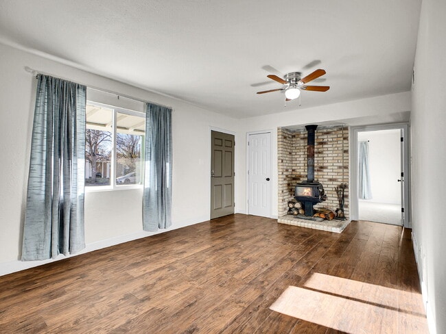 Building Photo - $2,340.95 - $300 OFF - First 2 Months'Rent - 3 Bedrooms, 1.5 Bathrooms, Single Family Home in Aur...