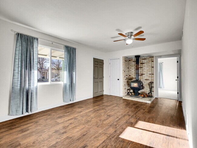 Foto del edificio - $2,395.00 - 3 Bedrooms, 1.5 Bathrooms, Single Family Home in Aurora with Washer and Dryer!