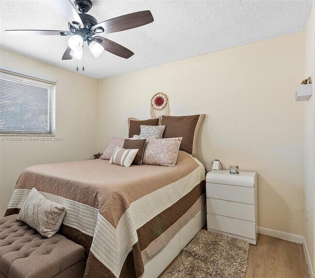 Foto del edificio - 1340 W 41st St