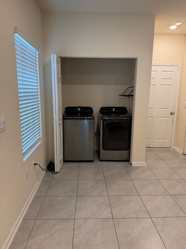 Building Photo - Spacious 2-Bedroom Townhome Near River City