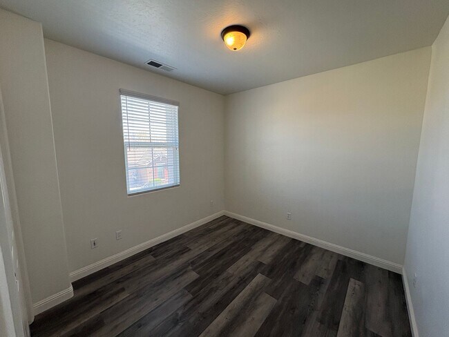 Foto del edificio - Two story home in Gated Community & Near Shopping center Available Now!