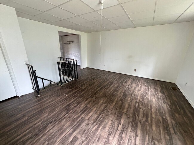 Building Photo - Welcome to this charming 2-bedroom, 1-bath...