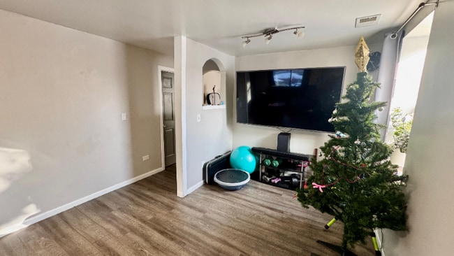 Photo - 1360 W Evergreen Ave Apartment