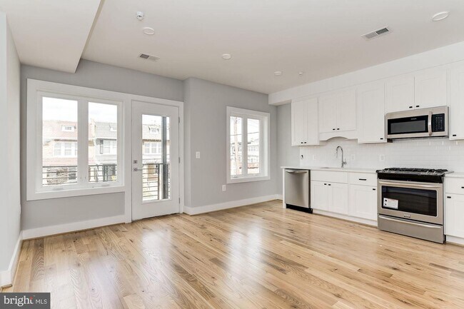 Building Photo - 911 Evarts St NE