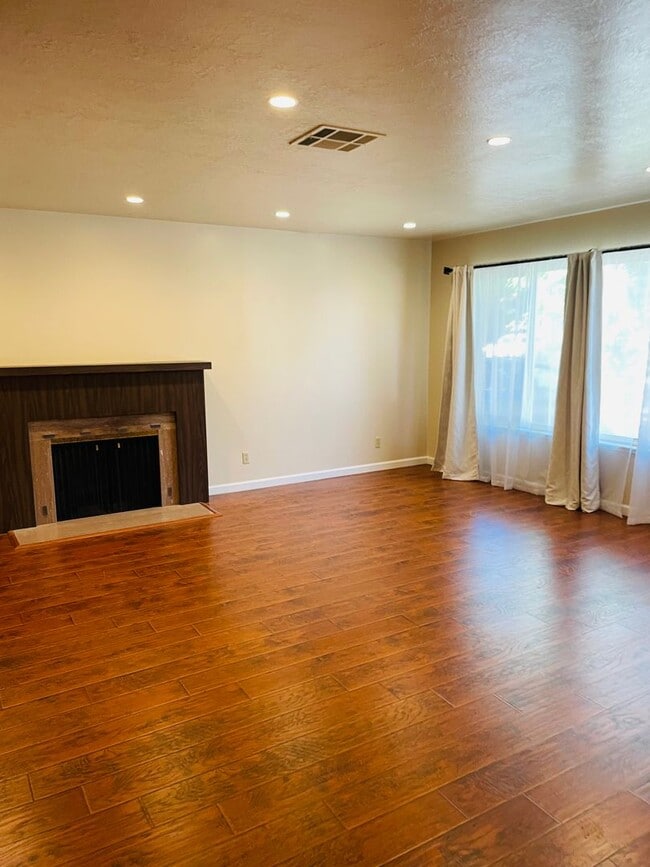 Foto del edificio - 3 bed /2 bath home in East Sac