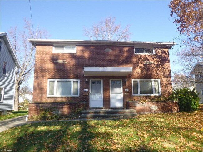 Building Photo - 821 Sackett Ave