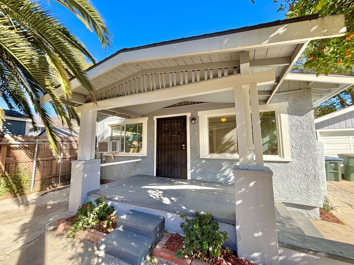 Foto principal - Charming Pasadena 2-BR/2-BA House With Hug...