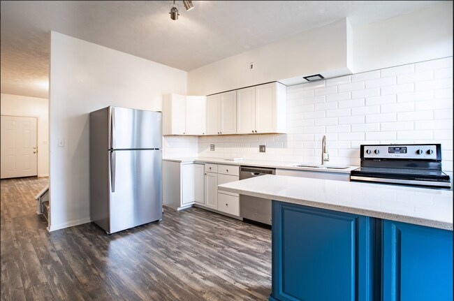 Building Photo - 415 E Carson St