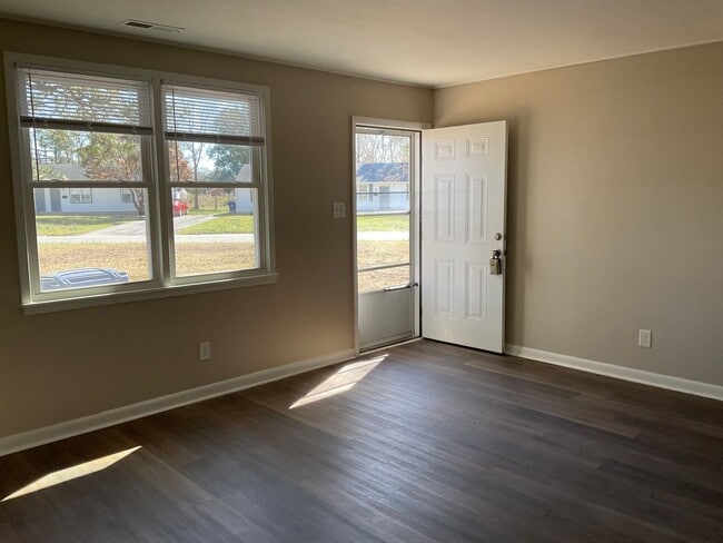 Foto del edificio - Nice 2 bedroom 1 bath duplex located close to Camp Lejeune.