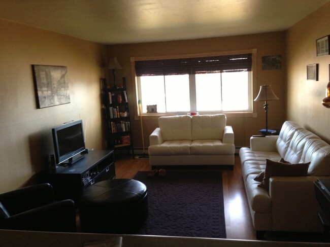 Foto del edificio - 5901 W Brown Deer Rd