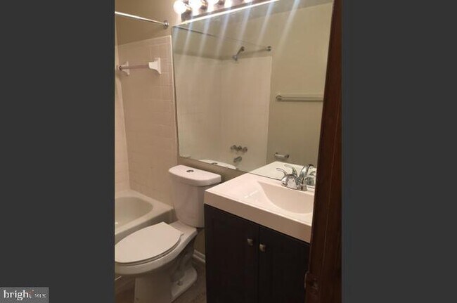 Foto del edificio - 18050 Chalet Dr