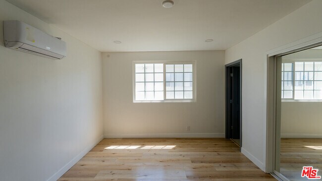 Foto del edificio - 835 S Sherbourne Dr